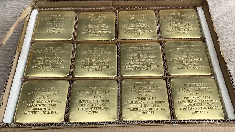 Karton mit zwölf Stolpersteinen