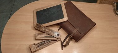 Schiefertafel, Federkasten und Lederranzen