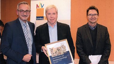 Dr. Werner Pfeil (AKV-Präsident) mit Preisträger Achim Großmann und Detlef Stender (Laudator und Leiter des Museums Tuchfabrik Müller, Euskirchen)